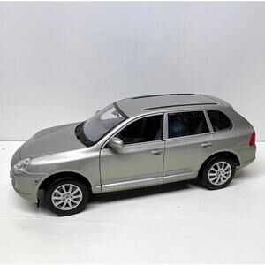 Maisto Porsche Cayenne 1/18 Scale Diecast Model in Silver